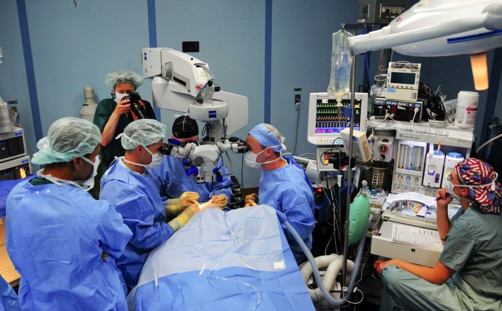 Surgery surgeon to restore seeing