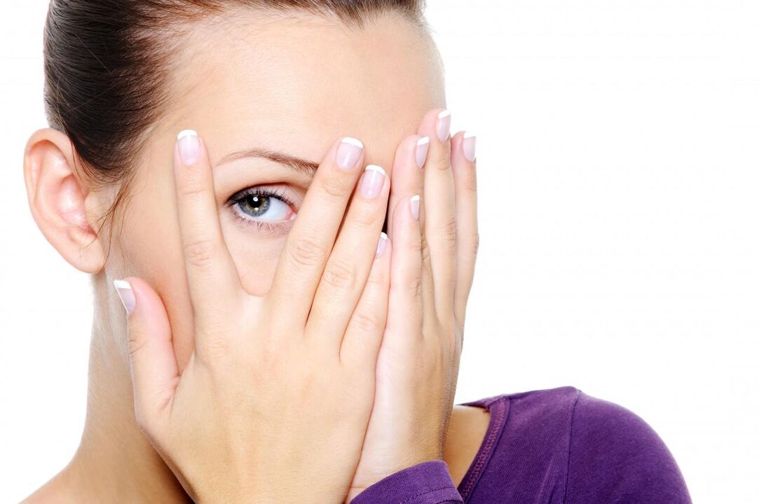 Exercise for the eyes through the fingers